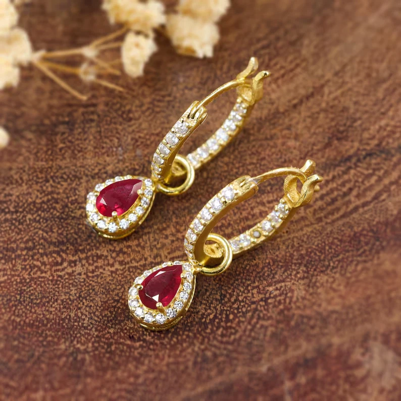 Pendientes colgantes colgantes de oro amarillo de 14 k de rubí simulado corte pera de 3 quilates para mujer Foto 4 de 4