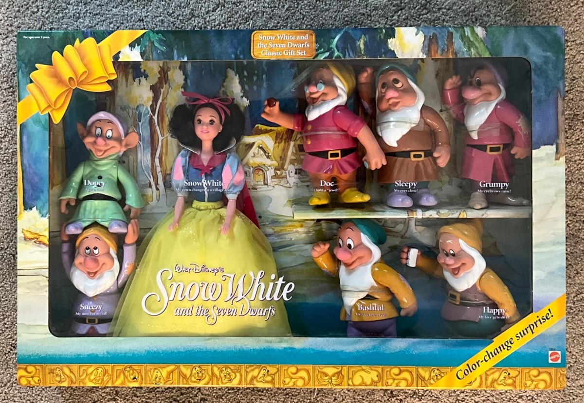 Disney Snow White and the Seven Dwarfs Color Changing Doll Set