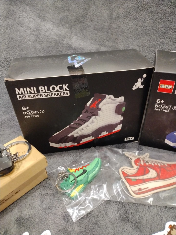 迷你 Air Jordan 运动鞋收藏品套装 - 多件物品!!! — 第 3/4 张图片