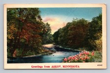 Postal de colección Askov, MN Greetings vista panorámica 1950 Pine County Minnesota