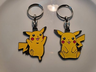 Pikachu Schlüsselanhänger Pokemon Vintage Merch 1998 Metall Emaille 2 Motive