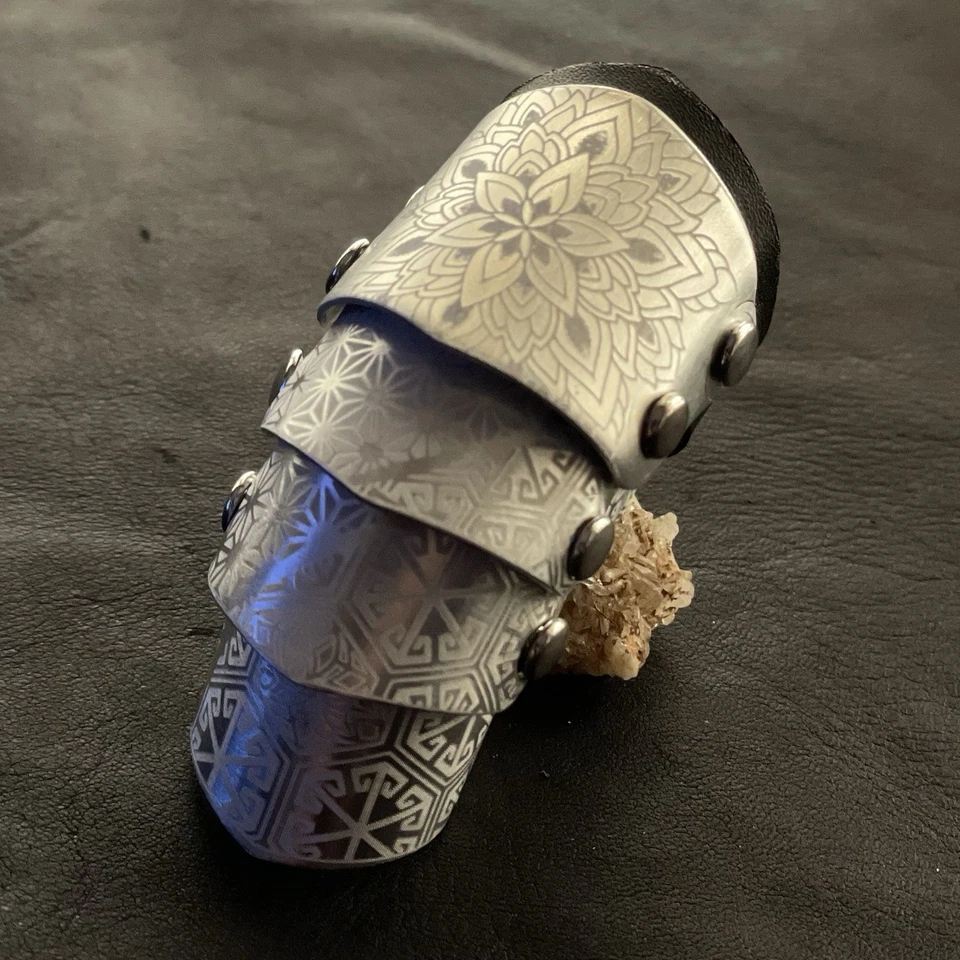 Anello Cavaliere Armatura Articolato Modelli Geometrici - Immagine 4 di 4