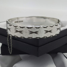 1974 Vintage Solid 925 Silver Engine Turned Star Design Hinged Bangle Bracelet