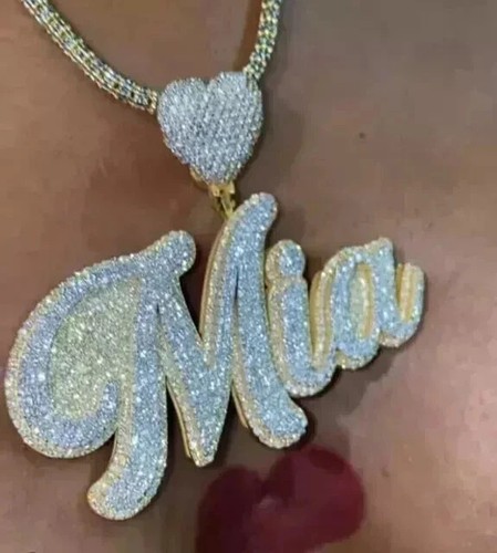Colgante con letras personalizadas de moissanita real de corte redondo de 3 quilates enchapado en oro amarillo de 14 quilates - Imagen 5 de 8