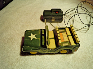 VINTAGE 5 INCH BATTERY OPERATED TIN JEEP - WORKS WELL - TADA TRADEMARK -JAPAN