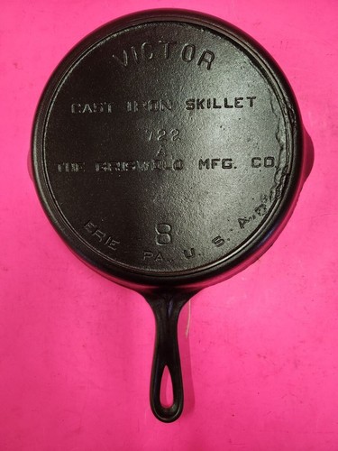 Vintage GRISWOLD 722 No.8 VICTOR, CAST IRON SKILLET w/ HEAT RING - RESTORED