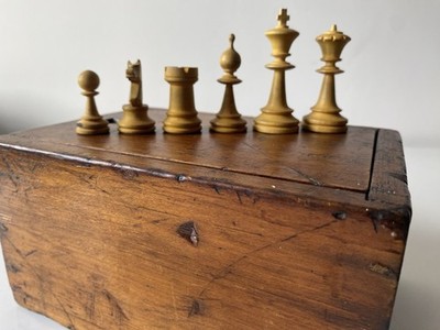 ANTIKE SCHACHBOX + x 32 STAUNTON Muster SCHACHFIGUREN 2,5'' KÖNIG