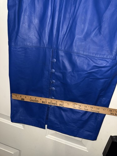 Vintage GIII Blue Pencil Leather Skirt 9/10 Blue Midi Length Laced detail (21) - Bild 9 von 10