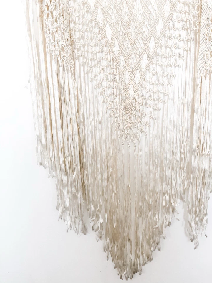 ANTIGUO CHAL TEJIDO A MANO AÑOS 20 SEDA BOHO boda DE COLECCIÓN FLECOS aleta Foto 3 de 3