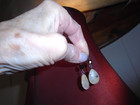 VTG. BEIGE/CLEAR TEARDROP GLASS PENDANT NECKLACE/EARRINGS/RHINESTONE PIN — photo 7
