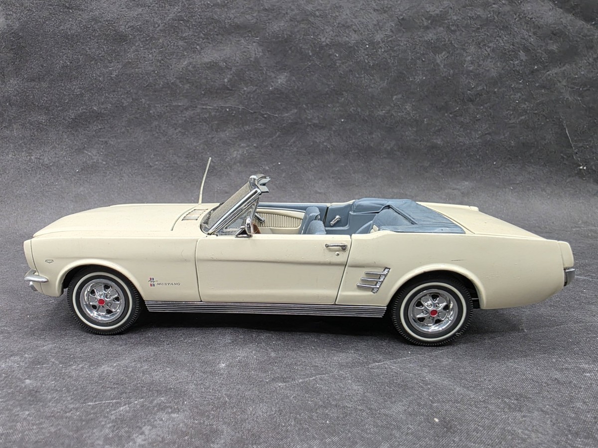 Danbury Mint 1966 Ford Mustang Convertible 1:24 Scale Diecast Car