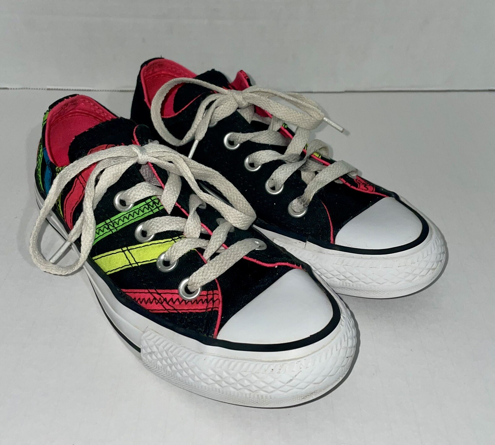Converse Chuck Taylor Woman’s Black/ multi Color stripe OX Low Top Sneaker Sz 5 Converse Chuck Taylor Woman’s Black/ multi Color stripe OX Low Top Sneaker Sz 5