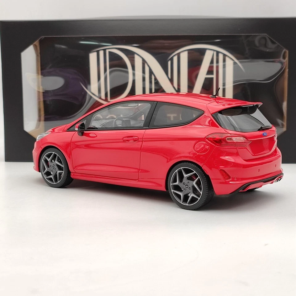 Coche modelo de resina limitado rojo DNA0093 DNA0093 Ford Fiesta ST 2020 1/18 DNA Collectibles Foto 3 de 4