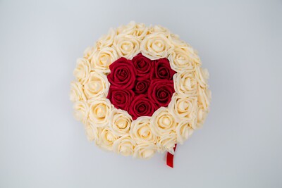 Blumenkasten, mittelgroßer schwarzer Blumenkasten, tiefrote und champagnerfarbene Real Touch Rosen. 