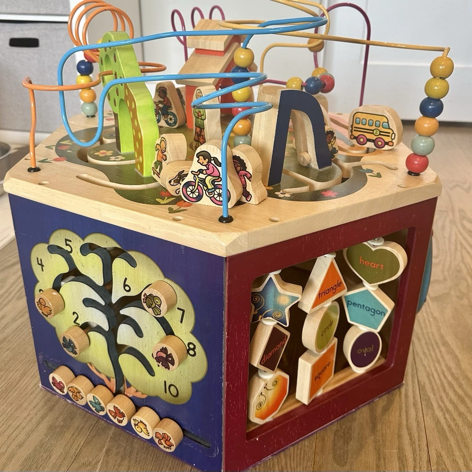 B. Cubo de actividad de madera para juguetes Foto 3 de 4