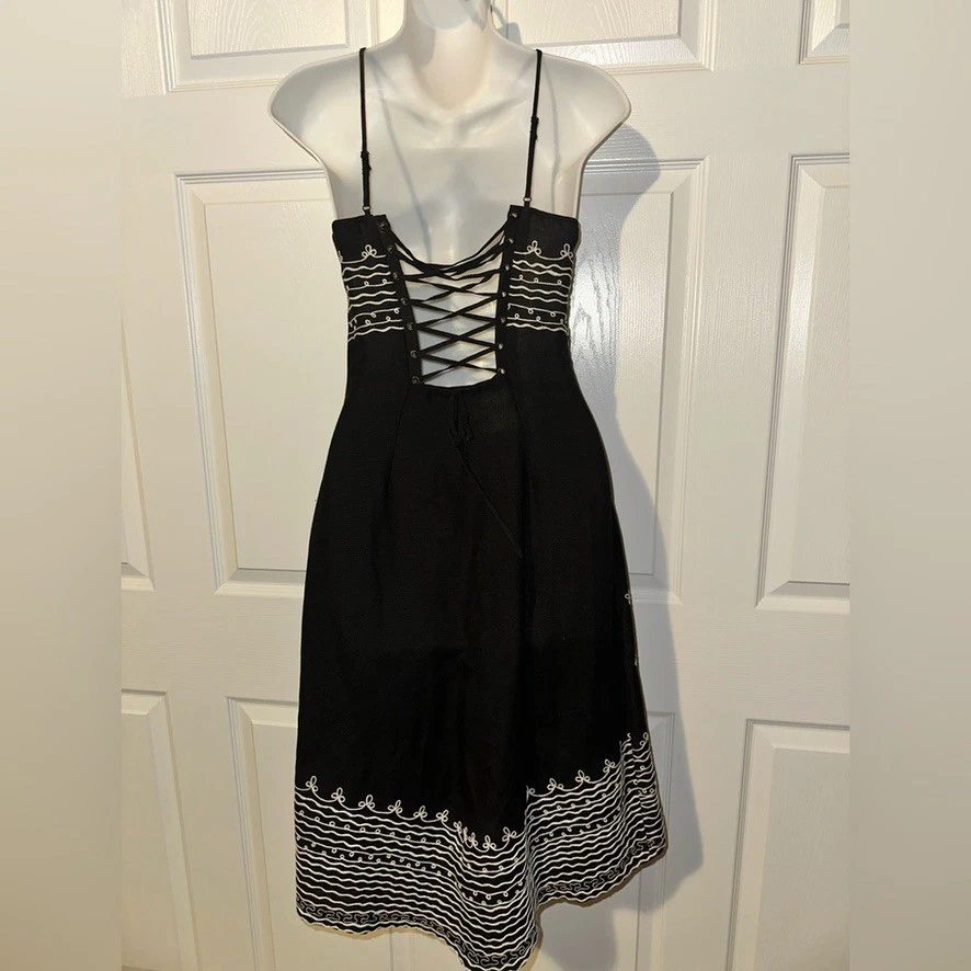 Vestido midi BCBG MaxAzria blanco y negro bordado con cordones espalda talla 4 Foto 4 de 4