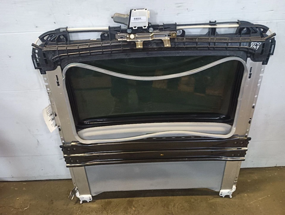 Sunroof Roof Glass Assembly from 2016 Toyota Camry 11942304 Foto 2 de 4