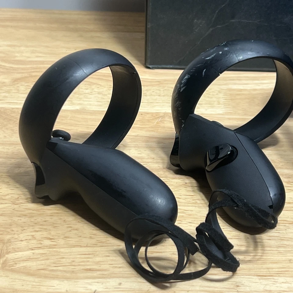 Oculus Rift S PC-Powered VR Gaming Headset W/ Controllers Fully Tested READ - Image 2 of 4
