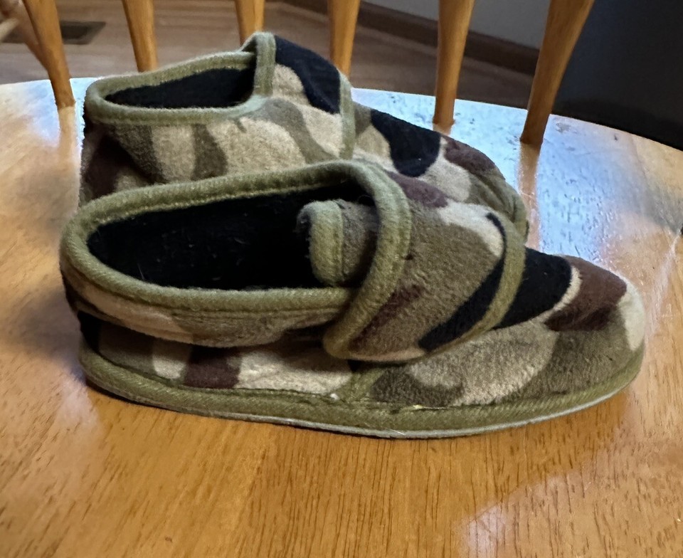 Boys Camo Slippers Boys Size 910 Preowned eBay