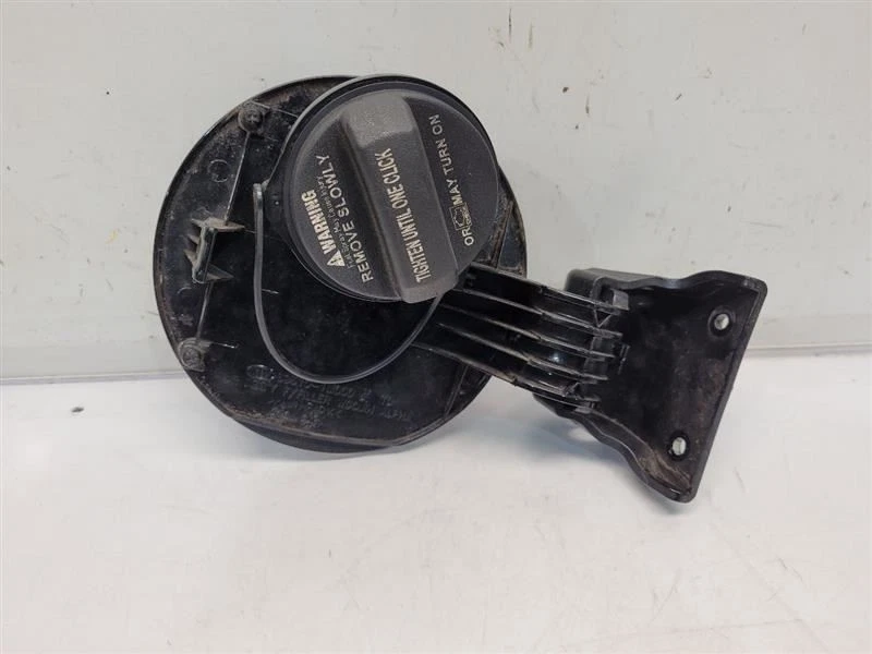 Porta de enchimento de combustível 2010 Kia Forte (Sedan) com tampa *preta* - Imagem 2 de 4