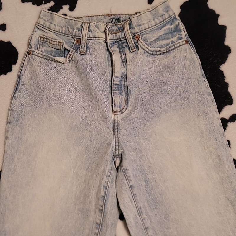 Universal Thread Women’s 90s High Rise Straight Jeans Light Wash Blue 5-Pocket