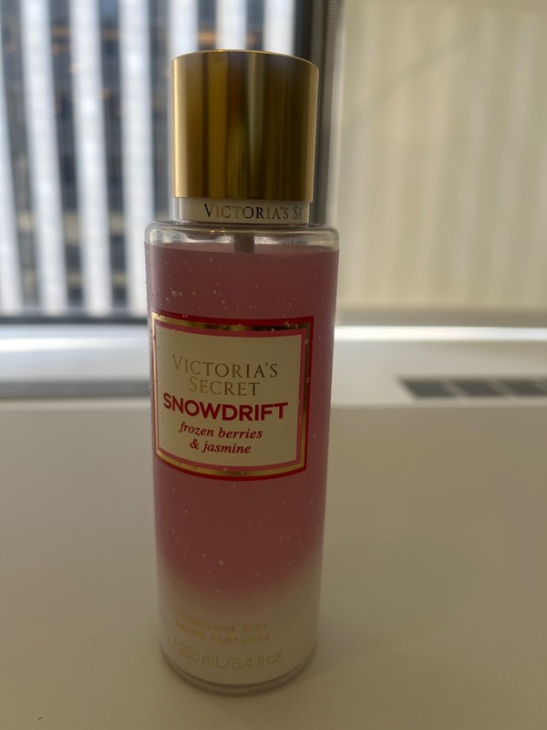 New Victoria's Secret Snowdrift Frozen Berries & Jasmine Fragrance Mist 8.4 oz