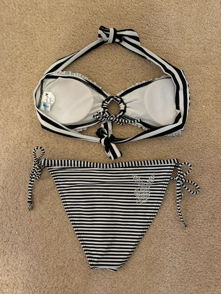 BIQUÍNI PLAYBOY PRETO E BRANCO LISTRADO CABEÇA DE COELHO MAIÔ TAMANHO MÉDIO - Imagem 4 de 4