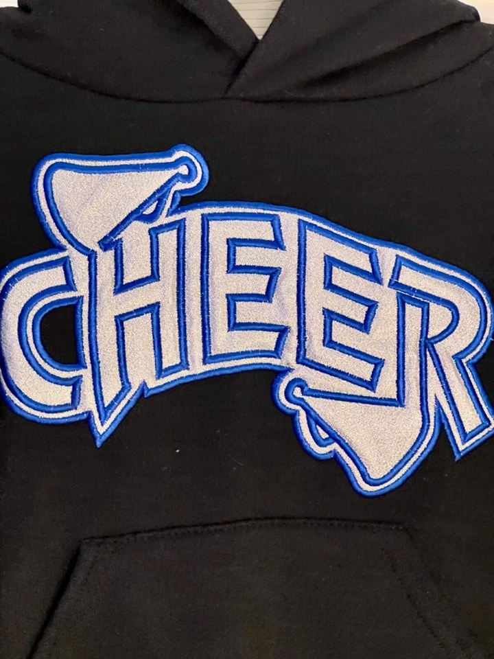 GK "CHEER" NIÑAS PEQUEÑA NEGRA SUDADERA CON CAPUCHA AZUL PLATA LOGOTIPO METÁLICO TALLA S Foto 3 de 4