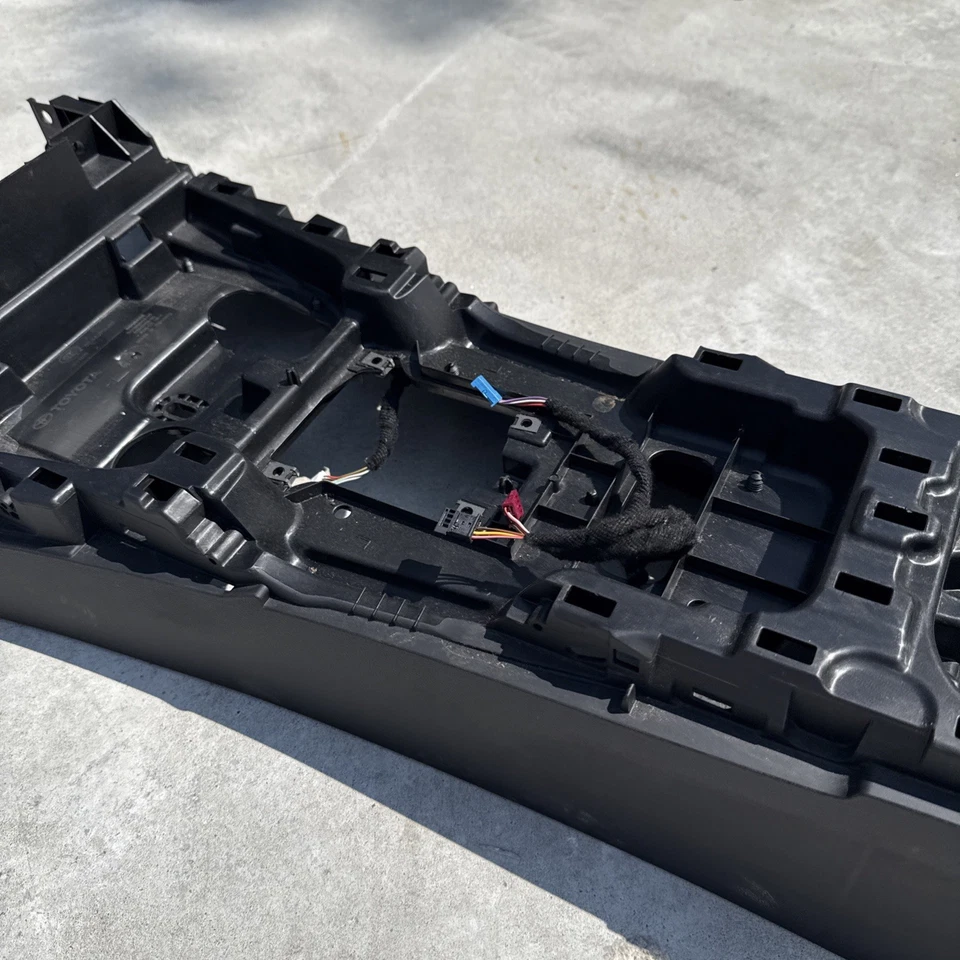 Toyota Supra GR 2020-2022 carcasa de consola central OEM con arnés 6808922 Foto 4 de 4