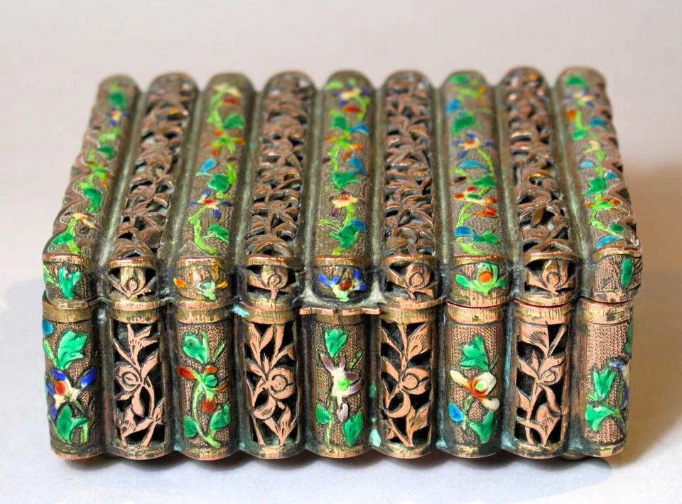 Caja de baratija china de cobre cortada con traste Qing tardío decorada con esmalte floral c1890 Foto 2 de 4