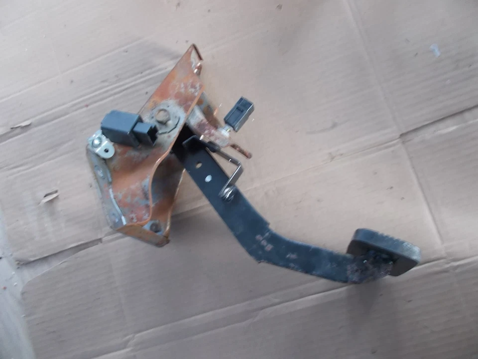 Pedal de freno/colgador Nissan Pulsar NX SE transmisión automática 87 88 89 90 usado OEM Foto 2 de 2