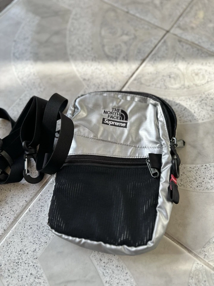 Bolsa de ombro Supreme x The North Face metálica prata SS18 - Imagem 2 de 4