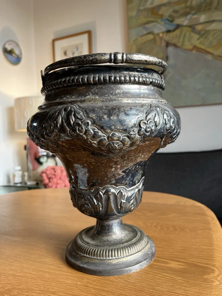 Ancien Seau À Eau Bénite En Métal Plaqué, Décor Frises Florales - Photo 2/4