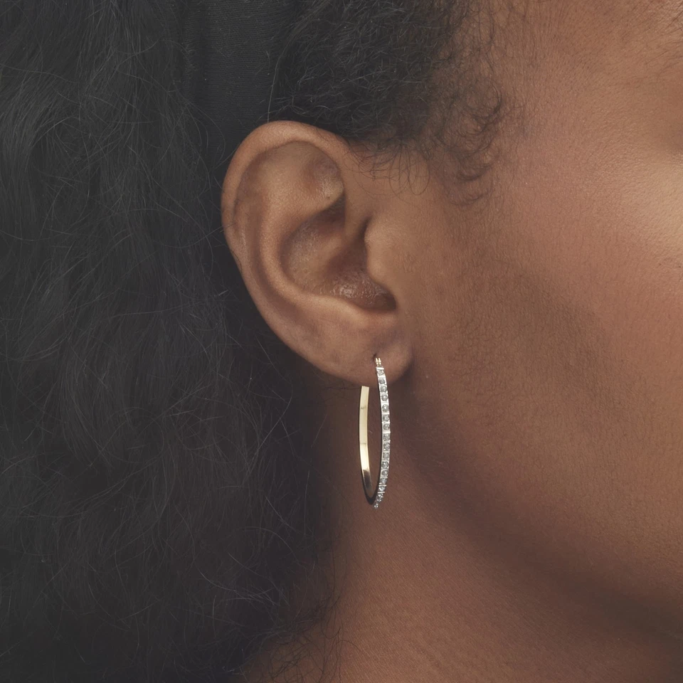 Aretes tipo argolla de oro amarillo de 14 k con detalles de diamantes (1 1/4") Foto 4 de 4