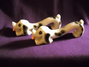 Vintage-Black-and-White-Dog-Salt-and-Pepper-Shakers-4-034-Long