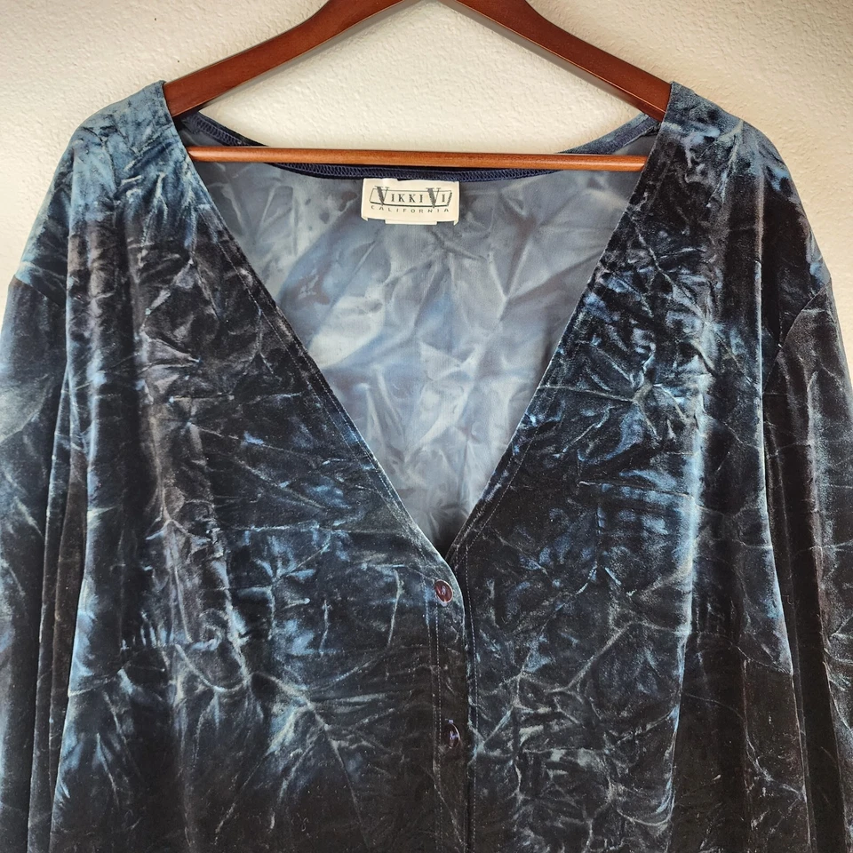 Blusa cárdigan de terciopelo aplastado Vikki Vi de colección talla 3X cuello en V abotonada manga larga Foto 3 de 4