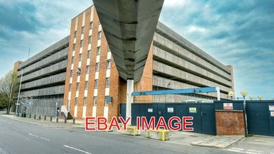FOTO PARKHAUS BEFESTIGT AM BARCLAYS BANK GEBÄUDE POOLE. BRUTA
