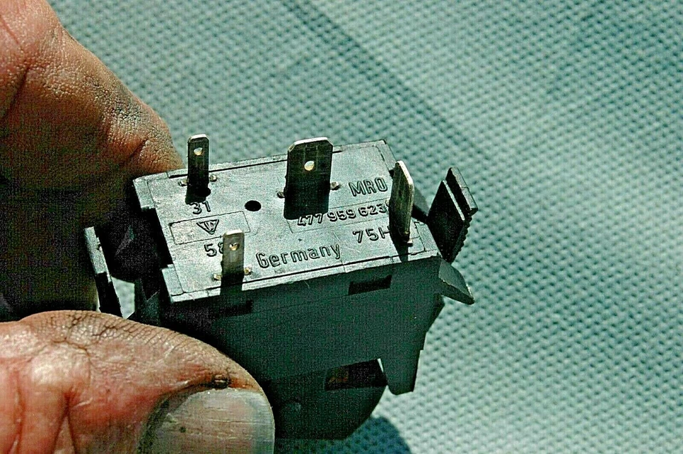 Interruptor de descongelación de vidrio trasero Porsche 924/944 1977-1985 OEM Foto 2 de 3