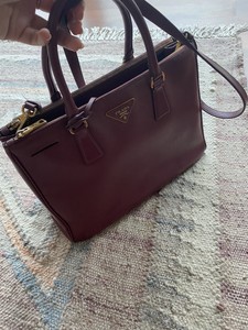 prada saffiano lux medium