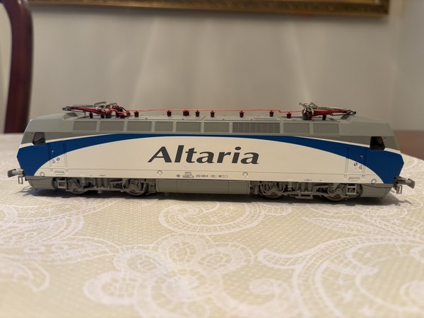 LOCOMOTORA ELECTROTREN 252-036 de Renfe Altaria época V Ref. 2502