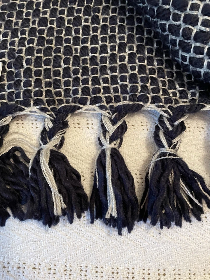West Elm Marled Basketweave плед темно-синий и белый 50x60 - Изображение 3 из 4