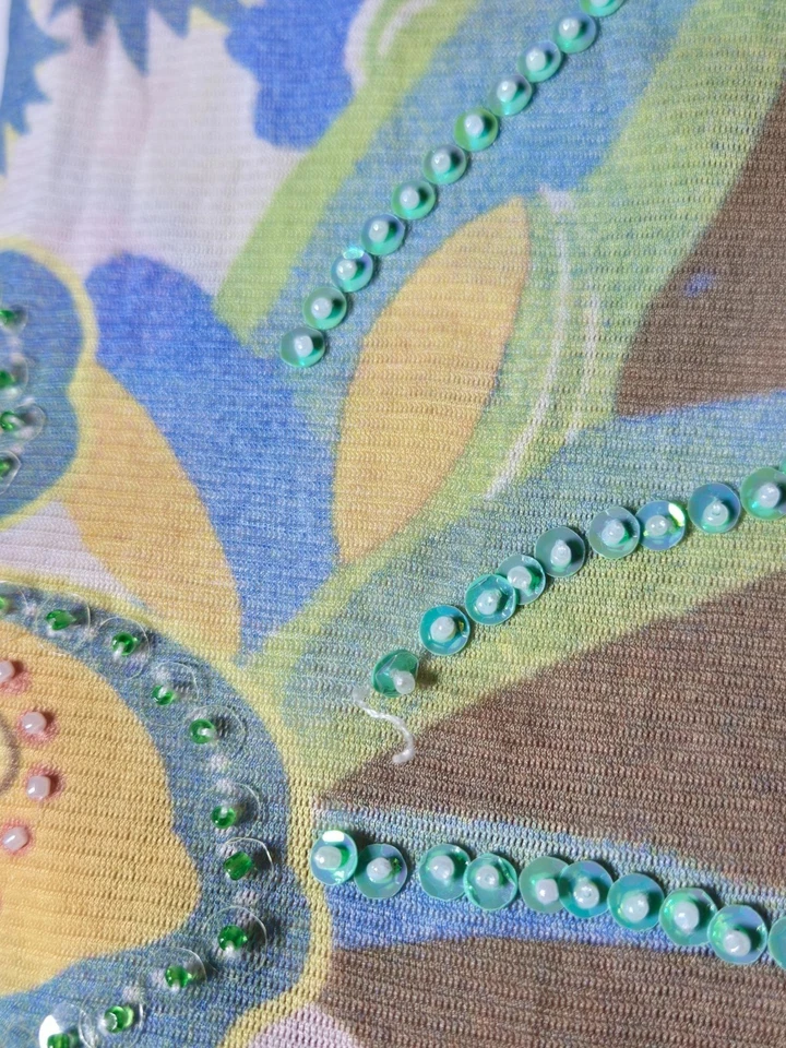 Top de malla floral adornado con lentejuelas para mujer talla mediana Y2K hada arte maravilloso transparente Foto 3 de 4