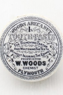 VINTAGE c1900s DISTRESSED WOODS 1s ARECA NUT TOOTH PASTE PLYMOUTH DEVON POT LID