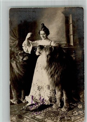 13720510 - Claire Heliot mit ihren Loewen Dressur Zoo  Original Unterschrift