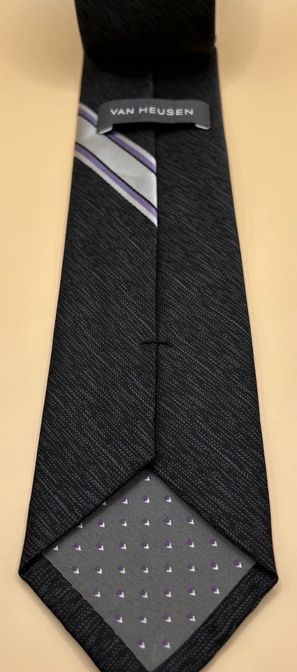 Gravata Van Heusen cinza escuro com padrão listrado fina masculina em excelente estado usado - Imagem 3 de 3