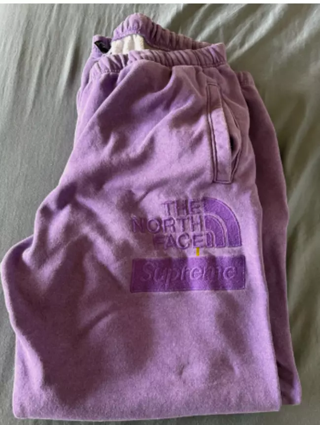 Taille XL   Pantalon de survêtement imprimé pigment Supreme x The North Face (violet) (FW22)