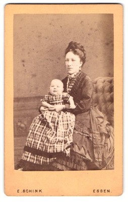 Fotografie E. Schink, Essen, Linden Allee 25, Mutter mit Kleinkind auf gepolste 