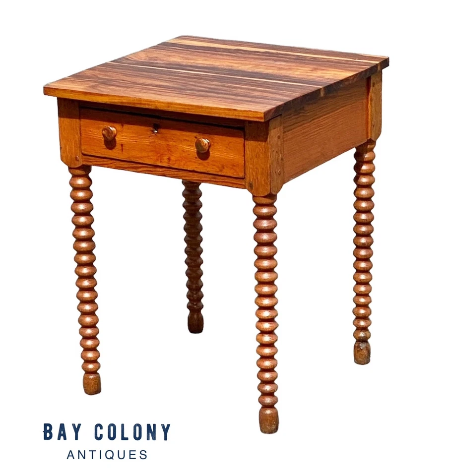 MESA DE TRABALHO ANTIGA ESTILO FEDERAL PINHO AMARELO SUL COM CARRETEL PERNAS VIRADAS - Imagem 2 de 4