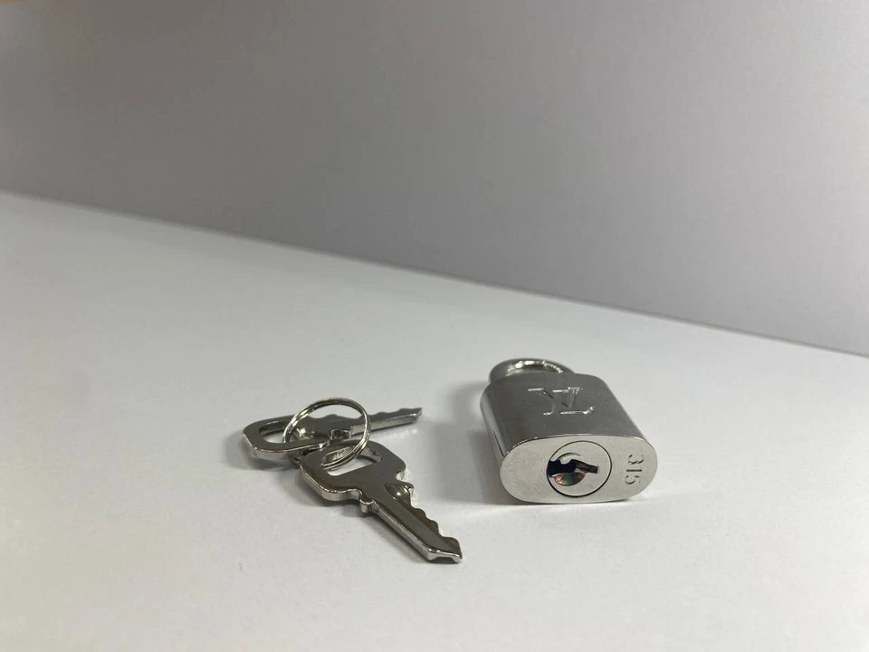 路易威登 PadLock 锁 2 键黄铜银色编号 315 — 第 4/4 张图片