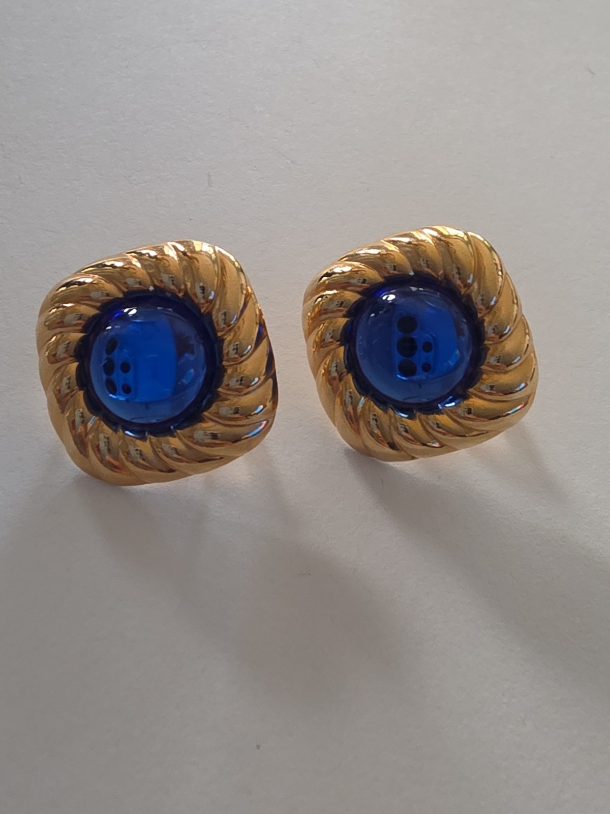 Vintage Avon Gold Tone Royal Blue Cabochon Clip On Earrings Elegant